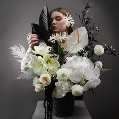 Flowers in a box delivery to Russia