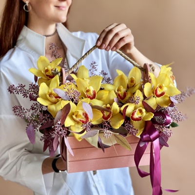 Доставка цветов в коробке по Москве