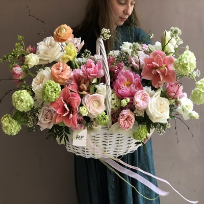 Доставка цветов корзины в Петербург