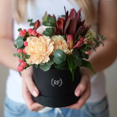 Send flowers in box to Petersburg