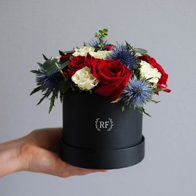 Доставка цветов в коробке по Петербург