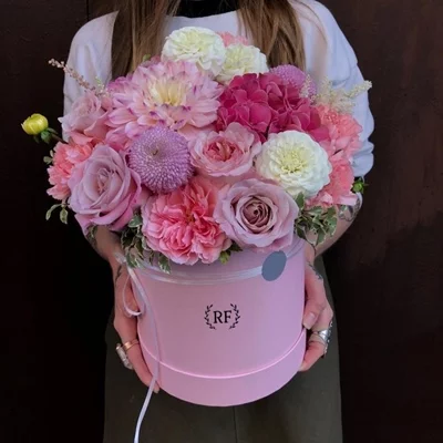 Flowers in box delivery Petersburg