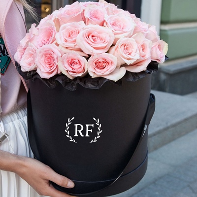 Roses in box to Petersburg Russia