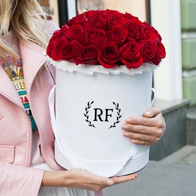Доставка роз в коробке в Петербурге