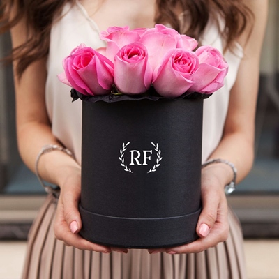Доставка роз в коробке в Петербург