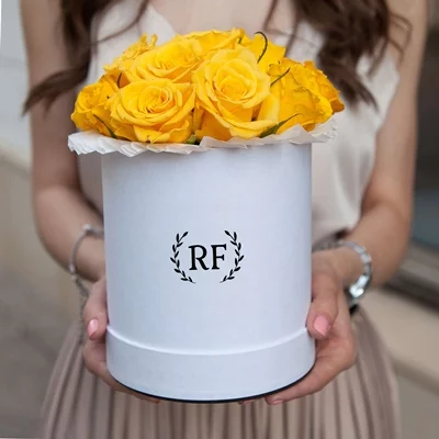 Roses in box delivery Petersburg