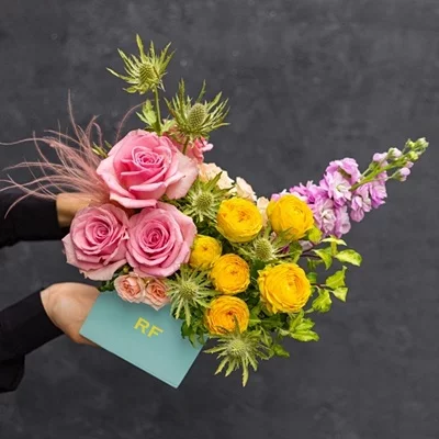 Send flowers in box in Petersburg