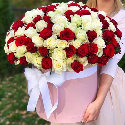 Roses in box delivery Moscow