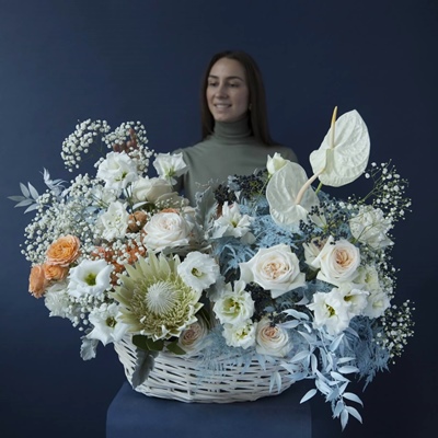 Flower basket delivery in Moscow