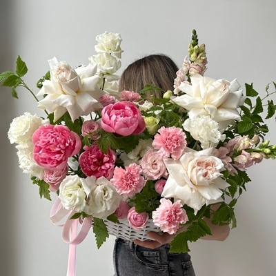 Flower baskets to Russia Moscow
