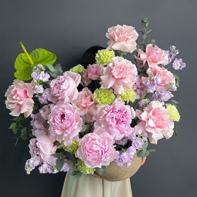 Flower baskets to Russia Moscow