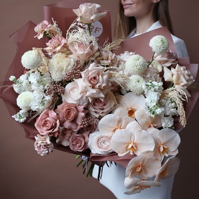 Luxury flower bouquet to Moscow