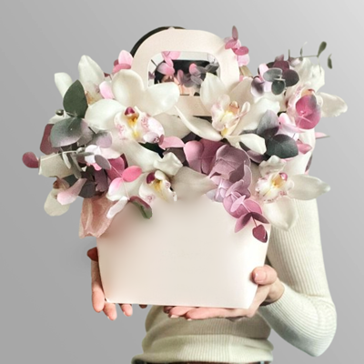 Flowers in box delivery for Moscow