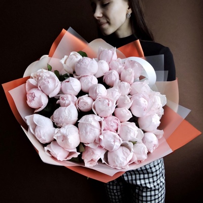 Send beautiful peony rose arrangements to your loved ones in Moscow