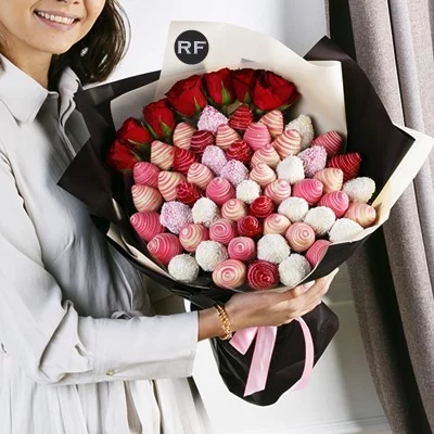 Strawberry bouquets delivery Russia