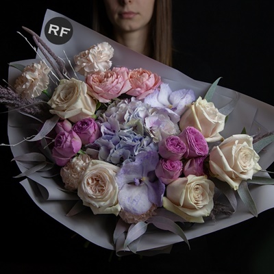 Order luxury flowers to Russia