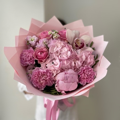 Order luxury flowers for Russia