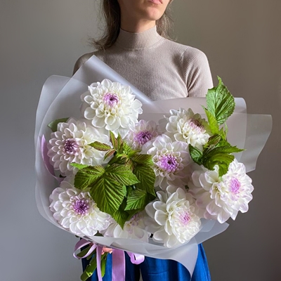Order luxury flowers for Moscow
