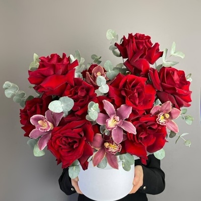 Luxury flowers in box to Russia