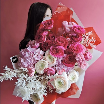 Luxury flower arrangement for Moscow