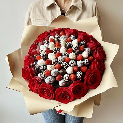 Strawberry bouquets for Moscow