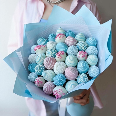 Strawberry bouquets delivery in Russia