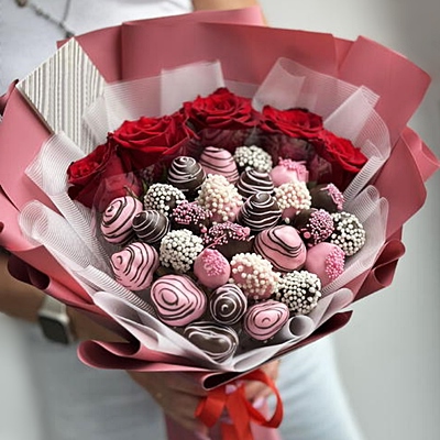 Strawberry bouquet delivery in Moscow