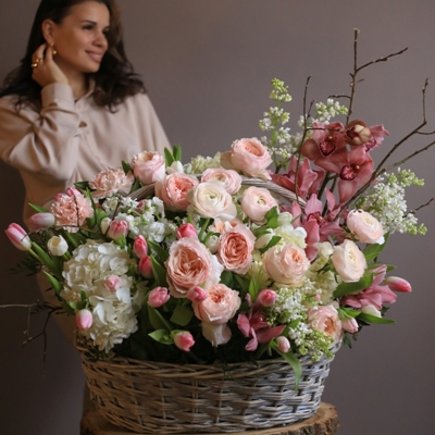 Flower baskets delivery in Moscow