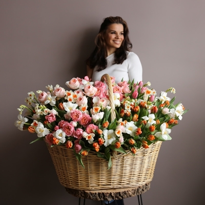 Luxury flower baskets Moscow