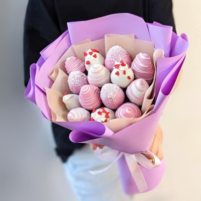 Send strawberry bouquets to Moscow