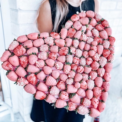 Send strawberry bouquets to Moscow