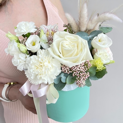 Flowers in box delivery Ekaterinburg